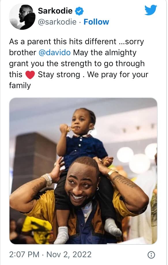 Following the death of ifeanyi Ghanian rapper sarkodie consoles Davido over son’s death.